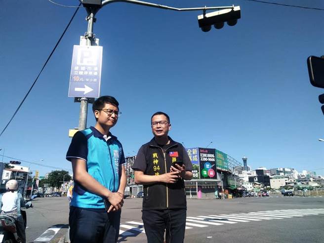 罗廷玮与罗智强。（摘自罗廷玮脸书）