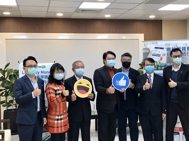 基隆市政府推出「学杂费缴费无纸化」，结合「LINE Pay一卡通」电子支付，未来使用APP程式，即可线上缴交学费。（陈彩玲摄）