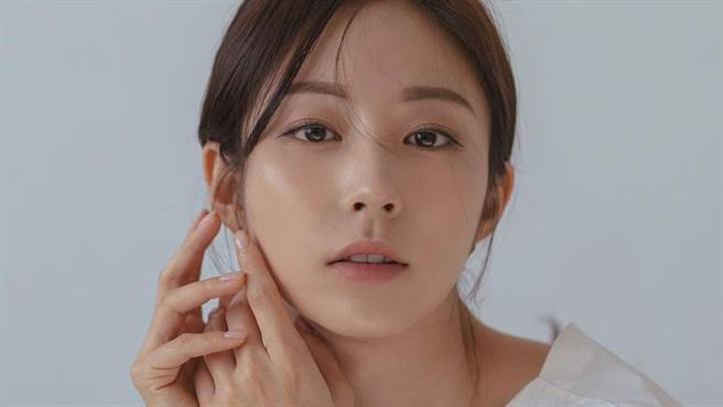 金宝拉近日在IG上晒出旅游美照亿外秀出火辣身材。（图／IG@wanna._b）