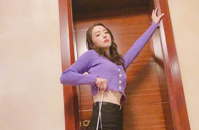 董璇辣穿中空装，解放蛮腰和长腿。（图／取材自董璇微博）