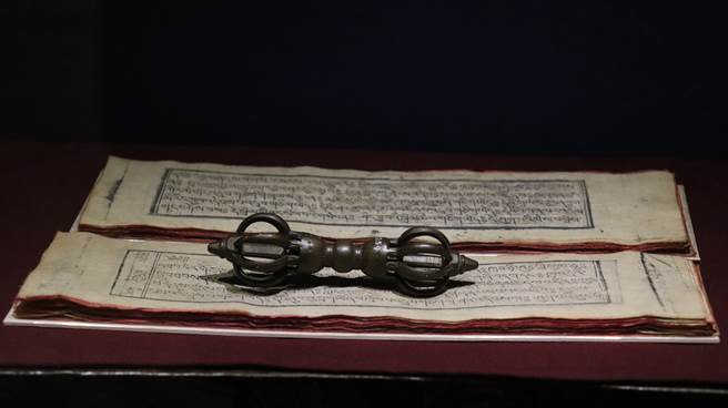 有网友在家里大扫除时翻出古董经文。(示意图／达志影像)