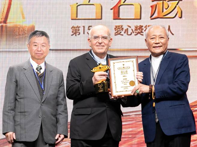 图为得奖人吕若瑟神父(中)、亚洲大学荣誉讲座教授杨志良(左)及颁奖人吴修齐文教公益基金会董事长林苍生(右)。(图/业者提供)