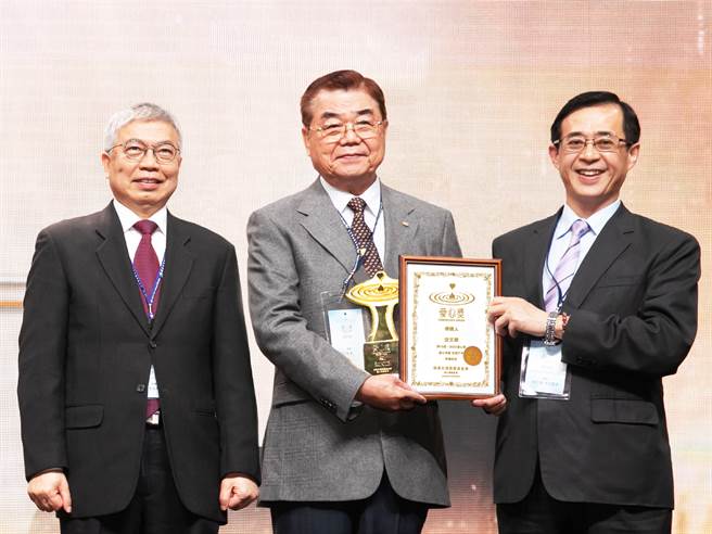 得奖人沈文振董事长(中) 、台北科技大学校长王锡福(左)及颁奖人台北科技大学讲座教授姚立德(右)。(图/业者提供)