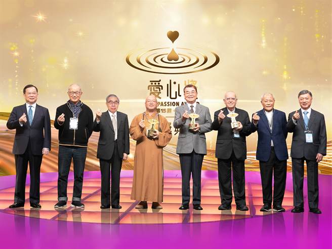 台湾会场主礼嘉宾及得奖人合影：（左起）黄辉珍、王建煊 、 王文渊、心保和尚、沈文振、吕若瑟神父、林苍生、李伸一。(图/业者提供)