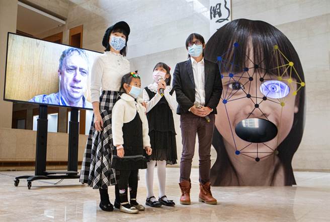 高美馆国际特展《黑盒－幻魅于形：汤尼．奥斯勒》亚洲限定作品「留脸忘返」特地採集台湾儿童脸谱制作而成，雀屏中选的台南徐筱乐小妹妹（右二）特地到场，替自己的大头像作品揭幕。（袁庭尧摄）