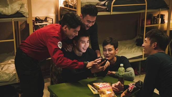 陈庭妮《火神》变魔鬼学姊 码表计时吓坏菜鸟学弟（公视提供）