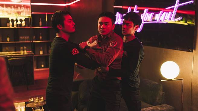 刘冠廷（中）在《火神的眼泪》中被冠上「愤怒鸟」封号，时不时就暴怒与民眾争执吵架。（公视提供）