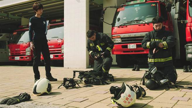 陈庭妮（左）成魔鬼学姊，训练两位菜鸟胡释安（中）、谢章颖（右）。（公视提供）