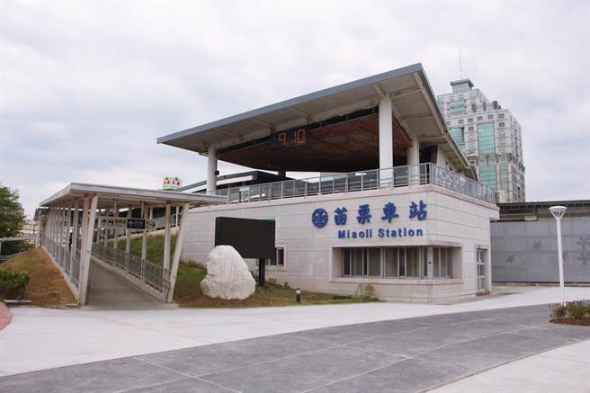 苗栗车站18日晚间惊传乘客拒补票价差额，失控殴打站务员，造成站务员眼部、颈部、腿部多处挫伤。（何冠娴摄）