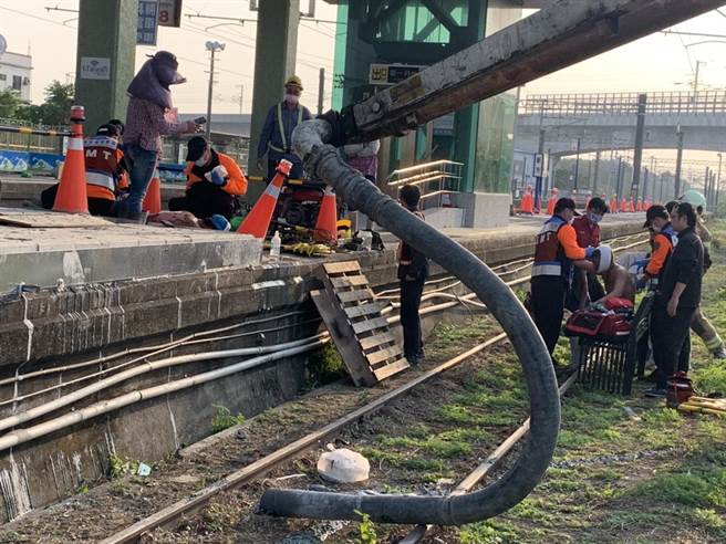 台南市新市区19日下午发生2名工人触电意外，目前暂无生命危险。（读者提供／李宜杰台南传真）