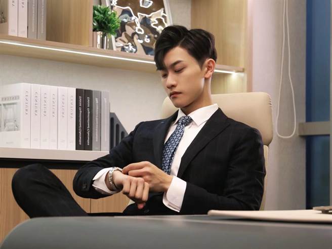 巴巴烙在陸劇中飾演外表高冷內心炙熱的總裁。（海王天璽提供）