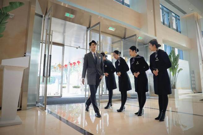 巴巴烙飾演霸道總裁。（海王天璽提供）