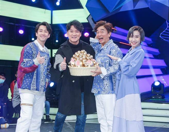 周华健19日现身吴宗宪、Lulu黄路梓茵、陈汉典主持的《综艺大热门》宣传台北、高雄双蛋《少年侠客》演唱会。（吴松翰摄）