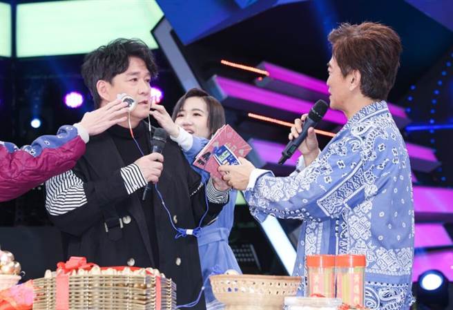 周华健被吴宗宪电脸。（吴松翰摄）