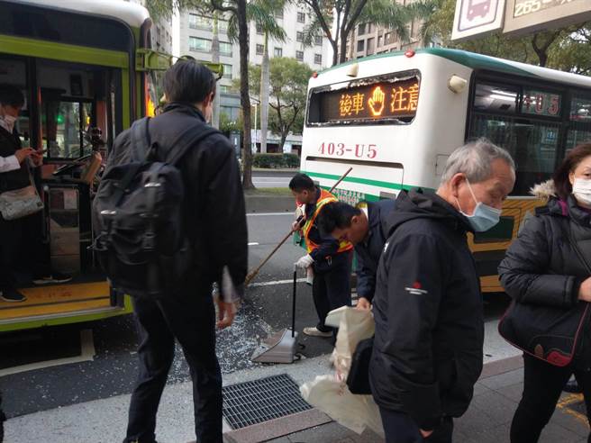 中华路发生3部公车追撞意外。（陈鸿伟翻摄）