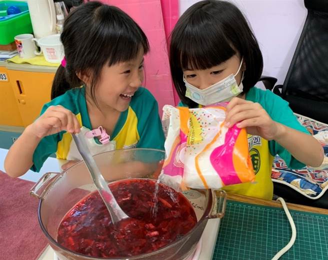 台中市西屯國小學生自製洛神花茶，感受農友耕作過程，扎根食農教育。（盧金足攝）