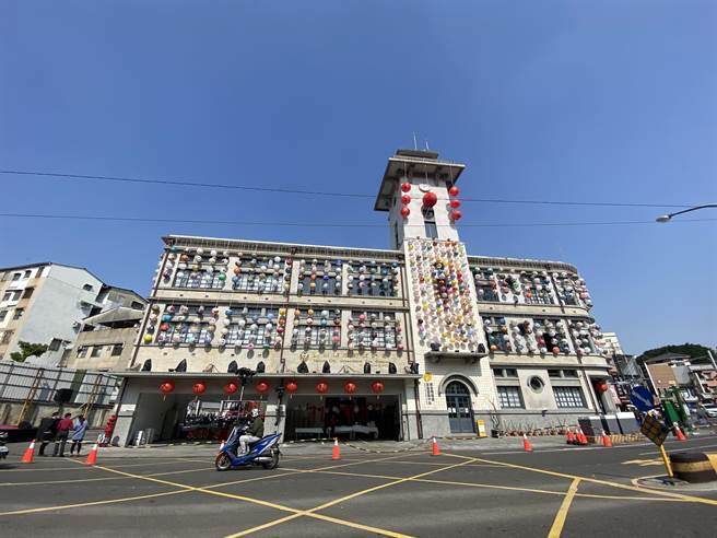 市定古蹟原台南合同厅舍门面挂满灯笼。（曹婷婷摄）
