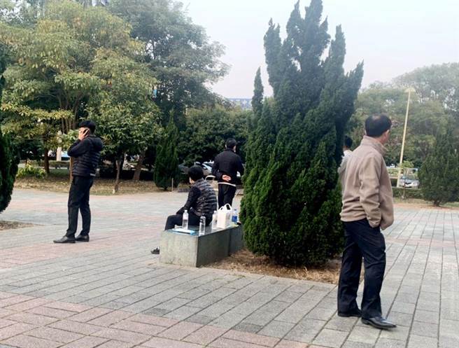 号称全台地下博奕最大咖的陈盈助兄弟檔被带回讯问，嘉义地检署门口也聚集关心的友人。（吕妍庭摄）