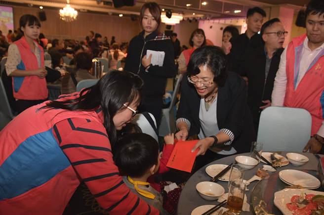 彰化花坛全国丽园大饭店连续7年与彰化县政府合作，席开100多桌招待弱势家庭民眾用餐，去年1月17日县长王惠美也到场同乐并发放关怀金。（彰化县政府提供／谢琼云彰化传真）
