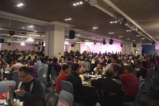 去年幸福飨宴席开109桌，但今年受疫情影响，首度改为外带，500份年菜将会由社会处社工、志工协助，负责将年菜亲送到宅。（彰化县政府提供／谢琼云彰化传真）