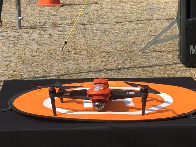 台电技能竞赛今首度示范无人机智慧巡检任务，模拟雷击造成铁塔碍子损坏，出动无人机迅速掌握状况即刻抢修。(图：王玉树摄)