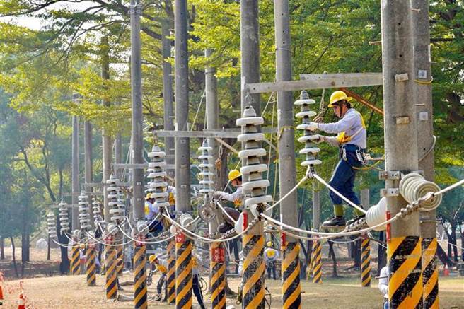 台电53届技能竞赛今举行，今天超过1100人报名参赛，人数创新高，且年纪最小不到20岁，老将新秀同场一较高下。(图：台电提供)