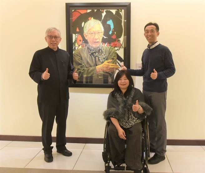 国美馆馆长梁永斐（左1）参观国父纪念馆画展，收藏身障艺术家吕琼慧（右前）画作，右后方为国父纪念馆馆长王兰生。（民眾提供／陈淑芬台中传真）