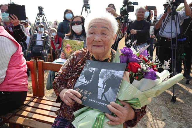 新书发表会19日上午于中埔乡菸叶田中登场，早期菸农也蒞临见证。（张毓翎摄）