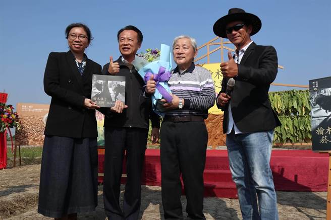 学者洪馨兰博士（左一）与摄影家魏三峰先生（右一）负责编辑「桧木楼子菸草乡-嘉义菸业百年影像纪实」。（张毓翎摄）