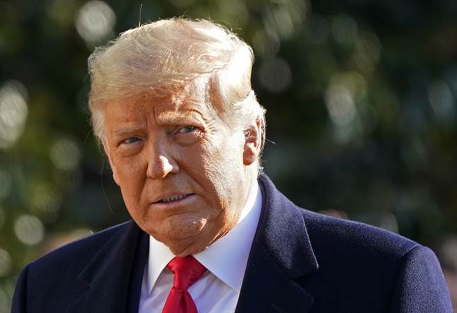 美国总统川普1月12日行经白宫南草坪，准备搭乘「陆战队1号」（Marine one）直升机的神情。（美联社）