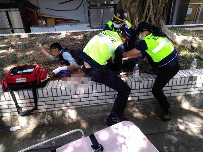 湖口休息站去年10月发生喋血案，消防人员到场救治被砍成重伤的李男。（新竹县消防局提供／罗浚滨新竹传真）
