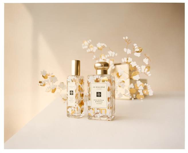 Jo Malone London英国梨与小苍兰香水新年限定版30ml，2700元，100ml，5400元。（Jo Malone London提供）
