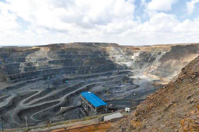 陆媒指出，未来大陆可能採取必要措施限制或者停止稀土开採、稀土冶炼分离。图为内蒙古自治区的白云鄂博矿区，是世界最大的稀土矿。（新华社资料照片）