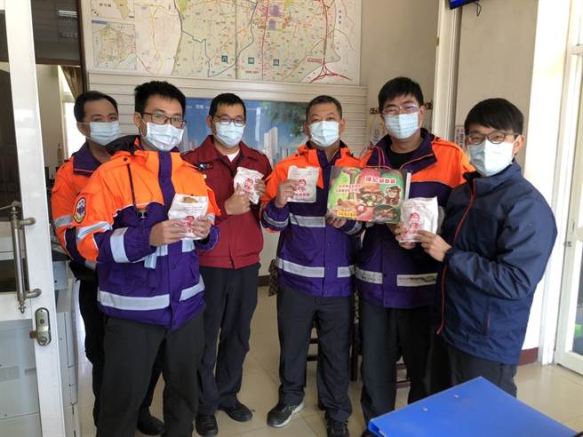 陈记咸酥鸡店19日送鸡排到桃园市茄苳消防分队，消防员们也相当开心。（消防提供／赖佑维桃园传真）