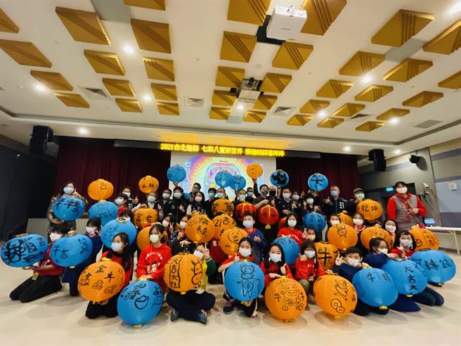 2021台北灯节系列活动开跑 北市府携手艋舺在地里民 集体创作彩绘灯笼点亮康定路。（吴康玮摄）