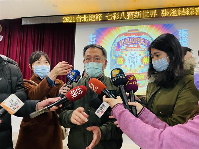 2021台北灯节系列活动开跑 北市府携手艋舺在地里民 集体创作彩绘灯笼点亮康定路。（吴康玮摄）