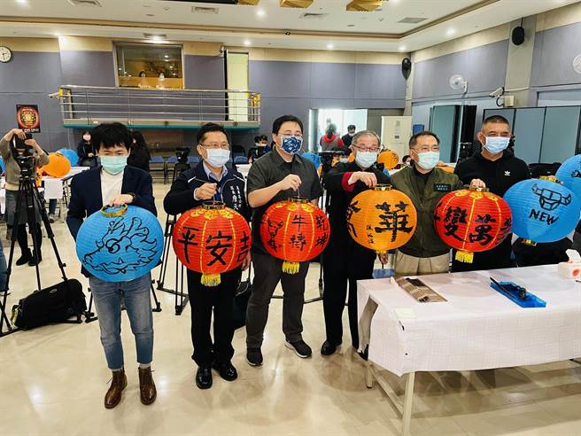 2021台北灯节系列活动开跑 北市府携手艋舺在地里民 集体创作彩绘灯笼点亮康定路。（吴康玮摄）