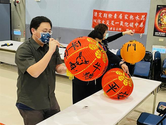 2021台北灯节系列活动开跑 北市府携手艋舺在地里民 集体创作彩绘灯笼点亮康定路。（吴康玮摄）