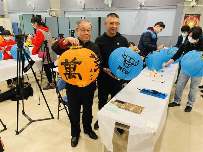 2021台北灯节系列活动开跑 北市府携手艋舺在地里民 集体创作彩绘灯笼点亮康定路。（吴康玮摄）