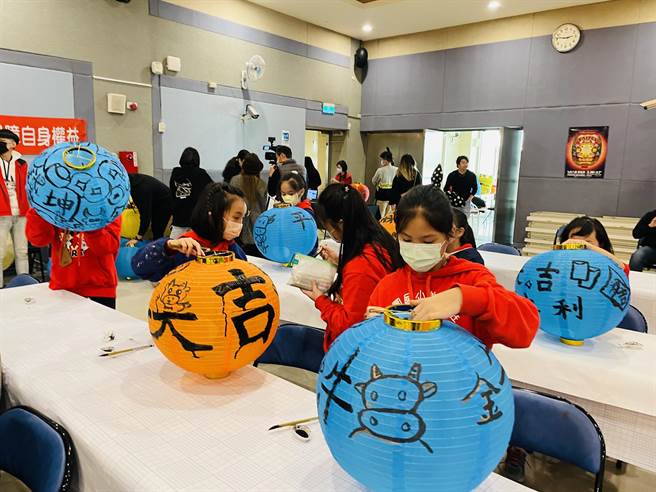 2021台北灯节系列活动开跑 北市府携手艋舺在地里民 集体创作彩绘灯笼点亮康定路。（吴康玮摄）