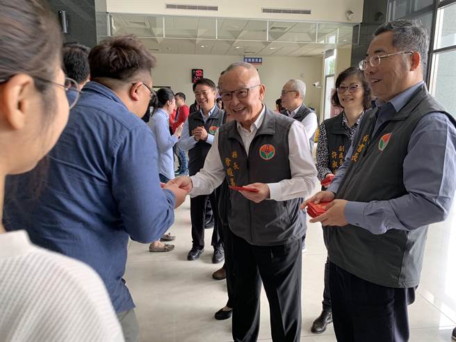 疫情持续升温，苗栗县政府19日晚间宣布取消年初一发放福袋行程。图为去年民眾踊跃领取福袋。（何冠娴摄）