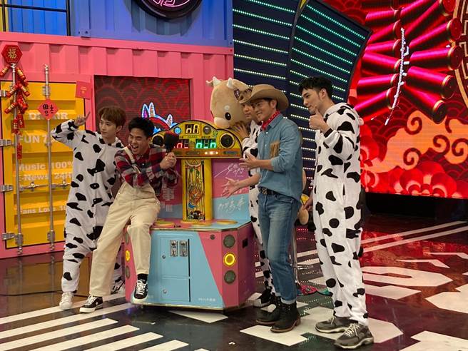 陈零九、邱锋泽、黄伟晋录《娱乐百分百》除夕特别节目，宥胜和柯有伦当嘉宾。（黄雯犀摄）