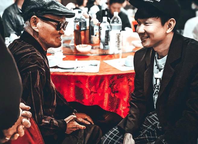 林俊傑18日舉辦尾牙宴與百位員工同歡。（翻攝林俊傑IG）