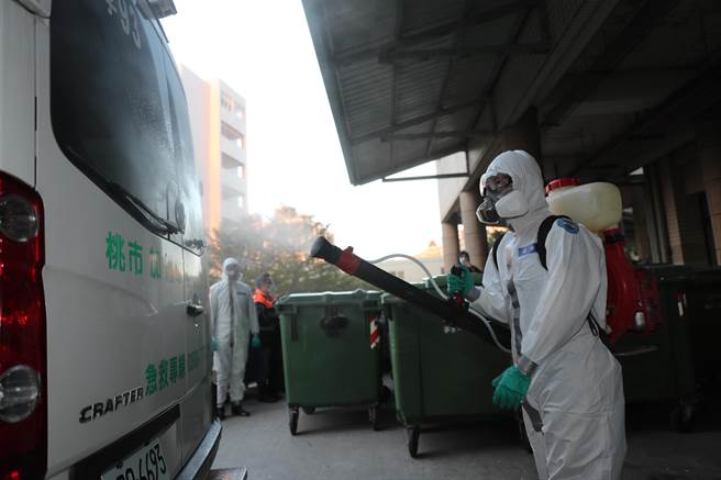 化学兵群官兵针对转院病患搭乘的车辆进行消毒作业。（军闻社提供)