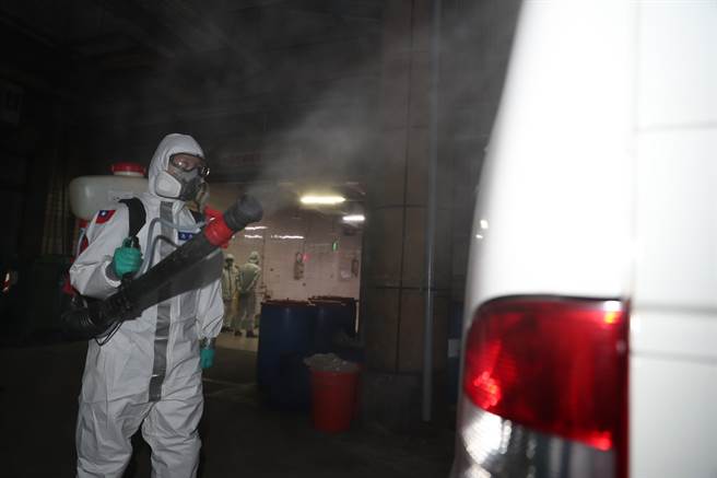 化学兵群官兵针对转院病患搭乘的车辆进行消毒作业。（军闻社提供)