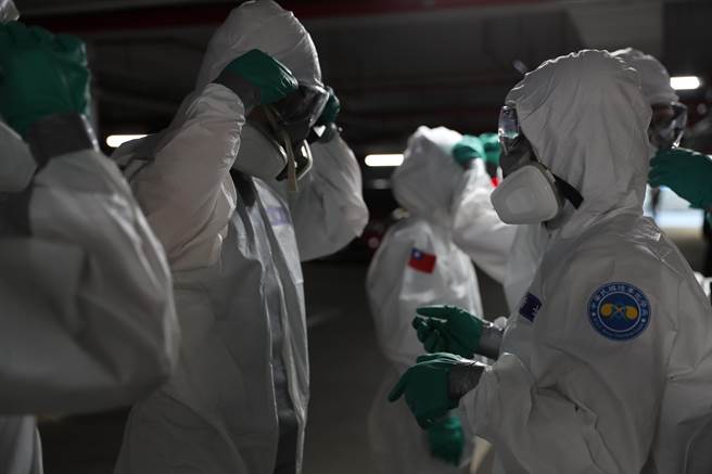 化学兵群官兵任务前相互检查。（军闻社提供)