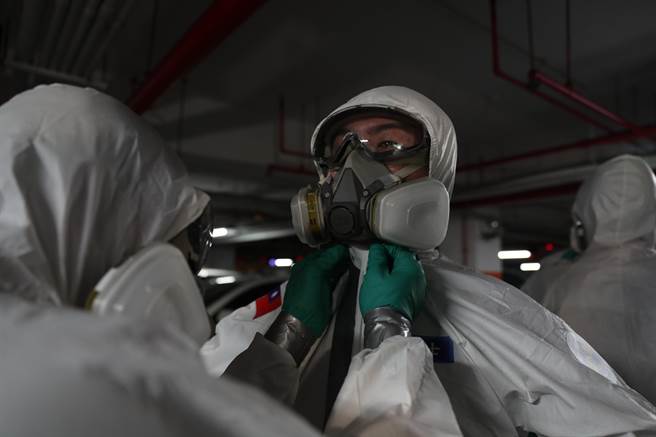 化学兵群官兵任务前相互检查。（军闻社提供)