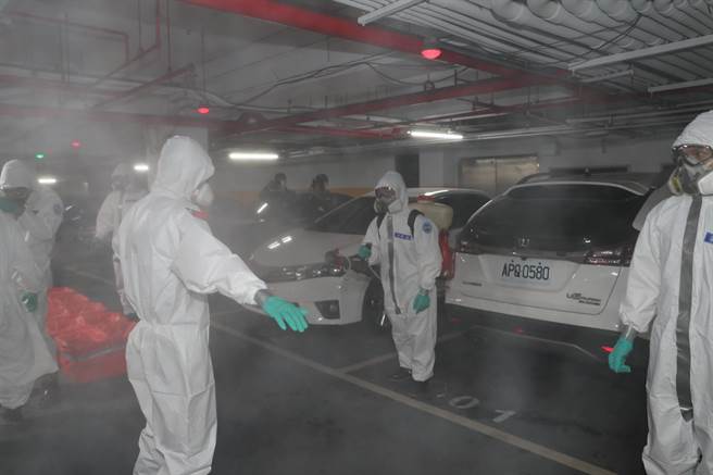 任务结束后进行消毒作业。（军闻社提供)