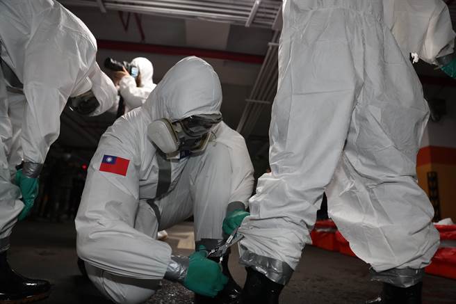 任务结束后进行装具脱除。（军闻社提供)