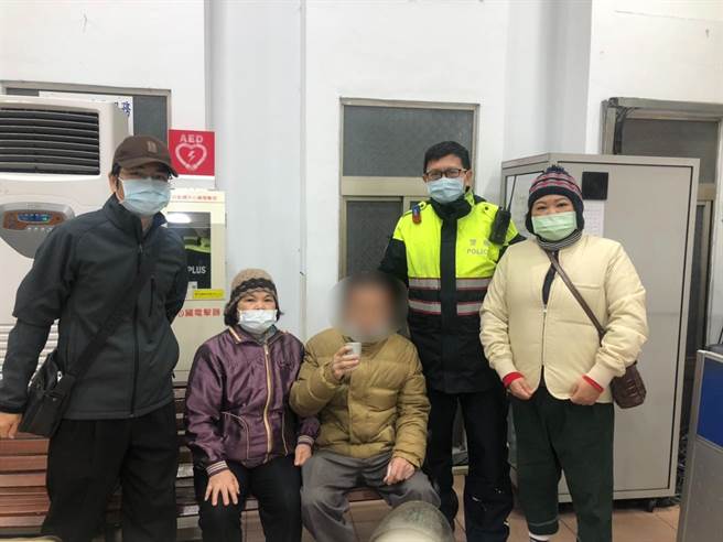 近8旬的江姓老翁迷途，新北市海山警分局警員協助與家人團圓。（海山警分局提供）